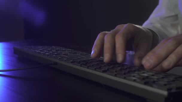 Людина працює за комп'ютером пізно вночі — стокове відео