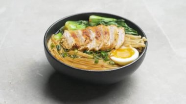Tavuklu Japon eriştesi.