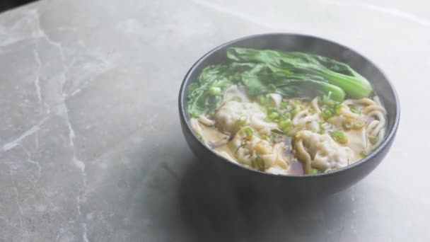 Sopa de fideos wonton chinos calientes — Vídeos de Stock