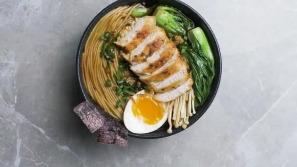 Fideos calientes de ramen japonés con pollo — Vídeo de stock