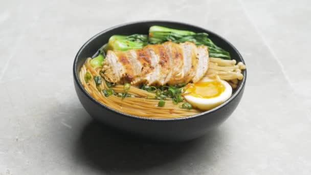 Japanese ramen hot noodle with chicken — Stock Video