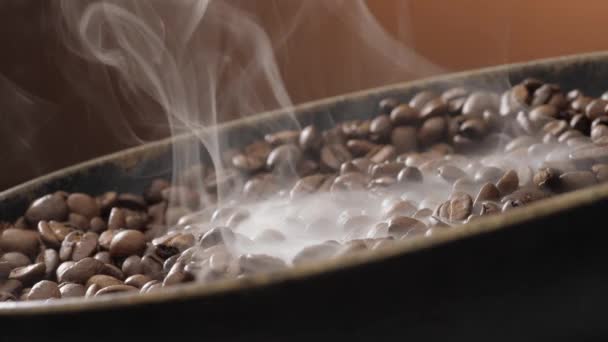 Kaffebönor rotera medan rostning. Rök kommer från kaffebönor. — Stockvideo