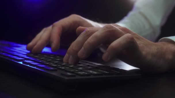 El hombre trabaja en la computadora tarde en la noche — Vídeo de stock