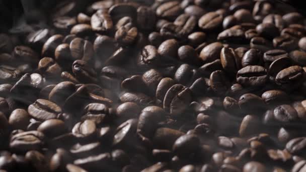 焙煎中にコーヒー豆が回転します。煙はコーヒー豆から来る. — ストック動画
