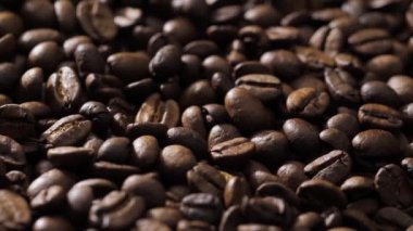 Kahve çekirdekleri tavada döner.
