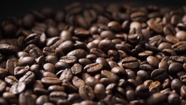 Los granos de café rotan en la sartén — Vídeo de stock