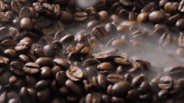 Los granos de café giran mientras se tuestan. El humo proviene de granos de café . — Vídeos de Stock