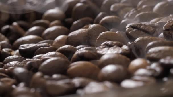 Los granos de café giran mientras se tuestan. El humo proviene de granos de café . — Vídeos de Stock