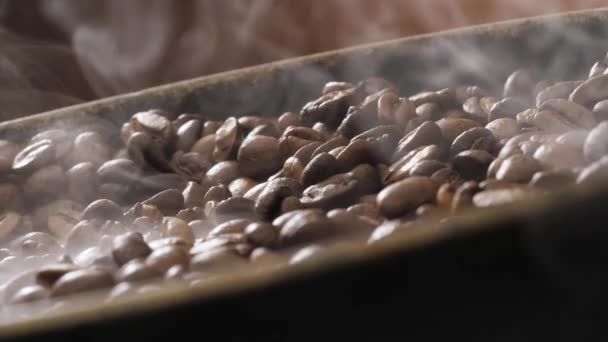 Grãos de café rodar enquanto assar. Fumaça vem de grãos de café . — Vídeo de Stock