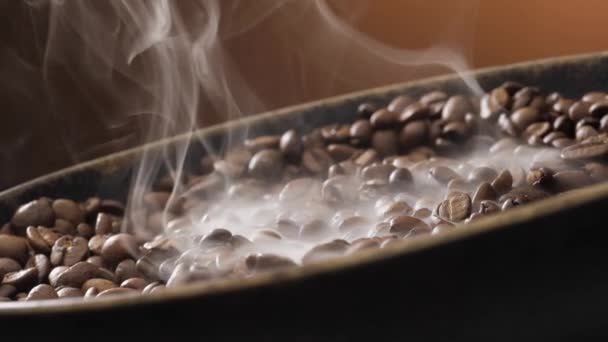 Los granos de café giran mientras se tuestan. El humo proviene de granos de café . — Vídeo de stock