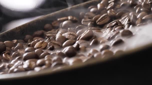 Grãos de café rodar enquanto assar. Fumaça vem de grãos de café . — Vídeo de Stock