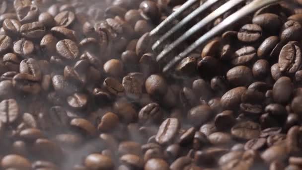 커피 원두를 끓는 남비에 섞는다 — 비디오