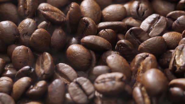 Kaffeebohnen rotieren beim Rösten. Rauch kommt aus Kaffeebohnen. — Stockvideo