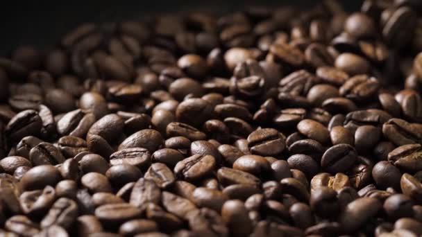 Kaffeebohnen drehen sich auf der Pfanne — Stockvideo