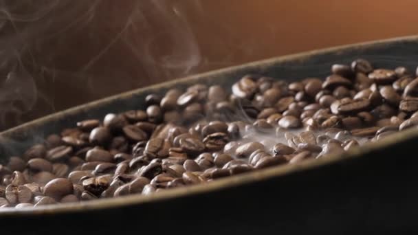 Кофейные зерна вращаются во время жарки. Дым идет из кофейных зерен . — стоковое видео