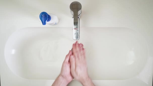 A man washes his hands. — Stock Video