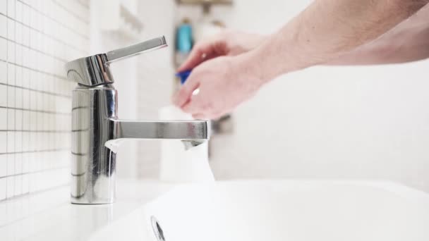 A man washes his hands. — Stock Video