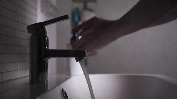Мужчина моет руки. — стоковое видео