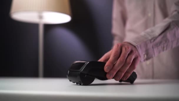 Zahlung mit kontaktloser Karte mit nfc-System — Stockvideo