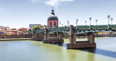 Saint-Pierre Bridge in Toulouse clipart