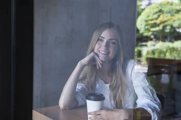 Mujer joven en la cafetería — Foto de Stock