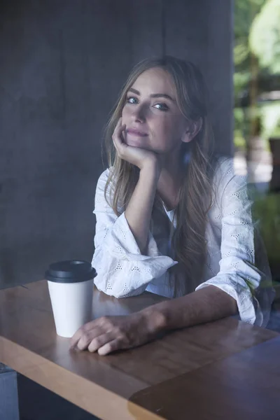 Νεαρή γυναίκα στο καφέ — Φωτογραφία Αρχείου