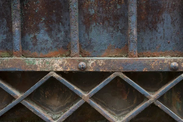 Fragment staré kovové rezavé brány — Stock fotografie