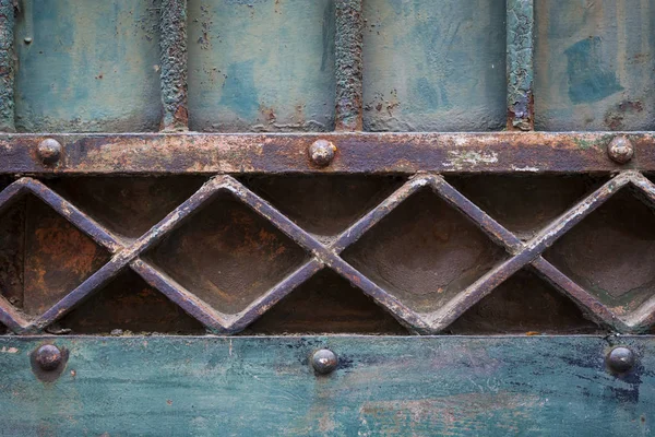 Vecchio metallo cancello arrugginito — Foto Stock