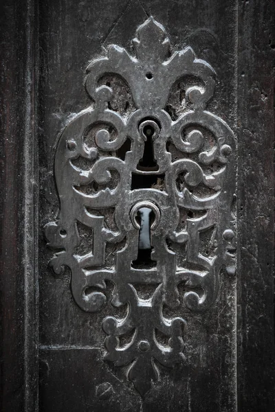 アンティークの華やかな金属鍵穴 — ストック写真