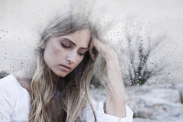 Mujer joven triste — Foto de Stock