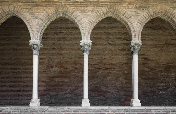 Cloister with arched colonnade — Stock Photo, Image