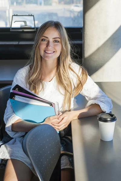 Giovane studentessa nell'area di studio — Foto Stock