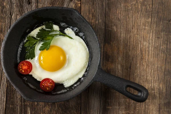 Смажена сковорода з яйцем — стокове фото