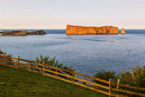 Perce Rock ao pôr do sol — Fotografia de Stock