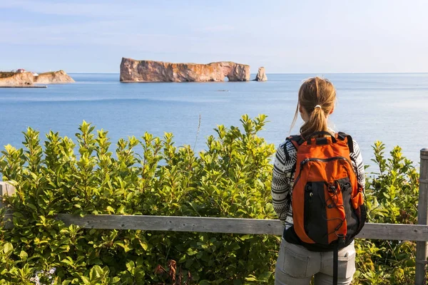 Perce Rock ile ilgilenen kadın uzun yürüyüşe çıkan kimse — Stok fotoğraf