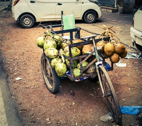 Cocos para la venta en el mercado indio local —  Fotos de Stock