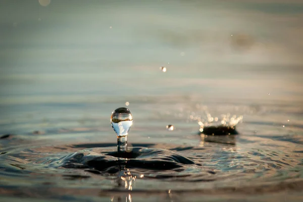 Gota de água caindo na lagoa — Fotografia de Stock