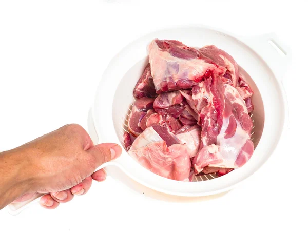 Carne de borrego vermelha fresca em um escorredor depois de enxaguar na água — Fotografia de Stock