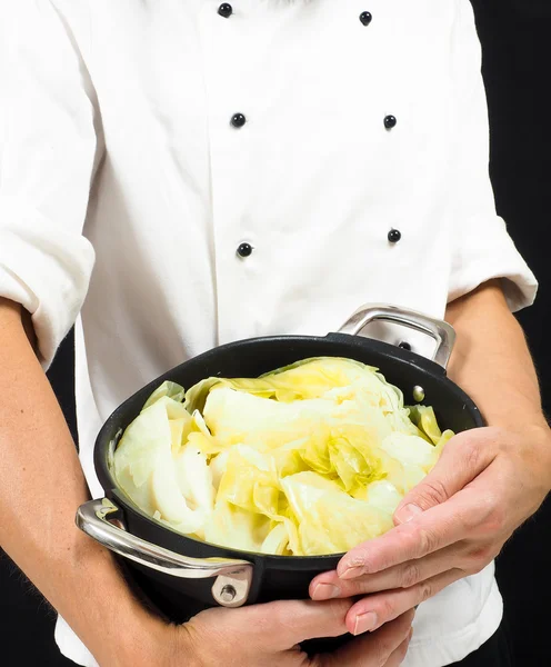 Chef en chaqueta blanca sosteniendo alrededor de una cacerola de bolso hervido — Foto de Stock