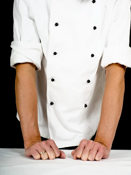 Chef professionista appoggiato saldamente su un tavolo con coperchio bianco — Foto Stock