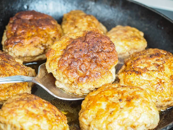 Frying homemade meatballs in black iron pan, in fine broth — Stock Photo, Image