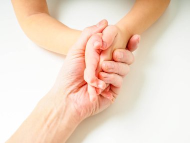 Küçük çocuklar babaları elinde beyaz masaya doğru eller