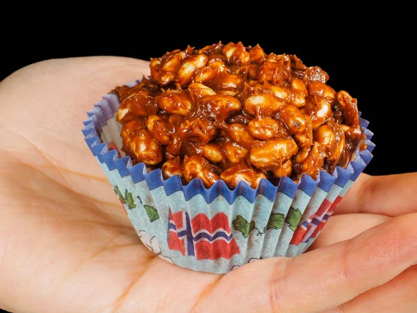 Pustade ris choklad kaka i pappersmugg med norska flaggan, i — Stockfoto