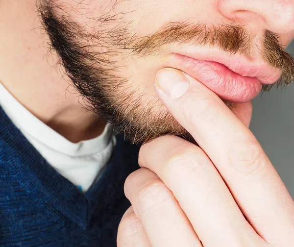 Hombre, en primer plano con los dedos en la barba —  Fotos de Stock