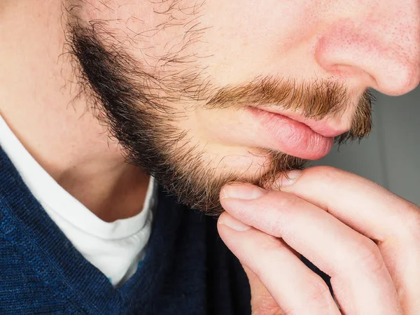 Pessoa masculina, de perto com os dedos na barba — Fotografia de Stock