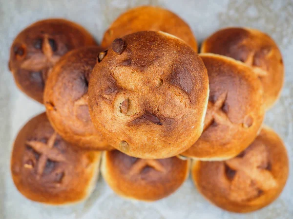 Bollos de semillas de calabaza en papel de hornear después de hornear en primer plano — Foto de Stock