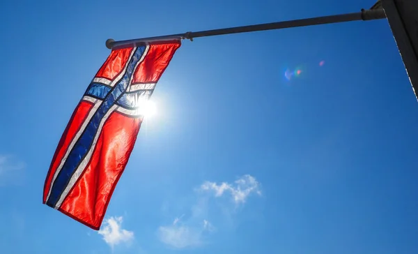 Νορβηγική σημαία κοντά, προς τον ήλιο — Φωτογραφία Αρχείου