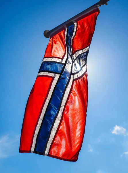 Νορβηγική σημαία κοντά, προς τον ήλιο — Φωτογραφία Αρχείου