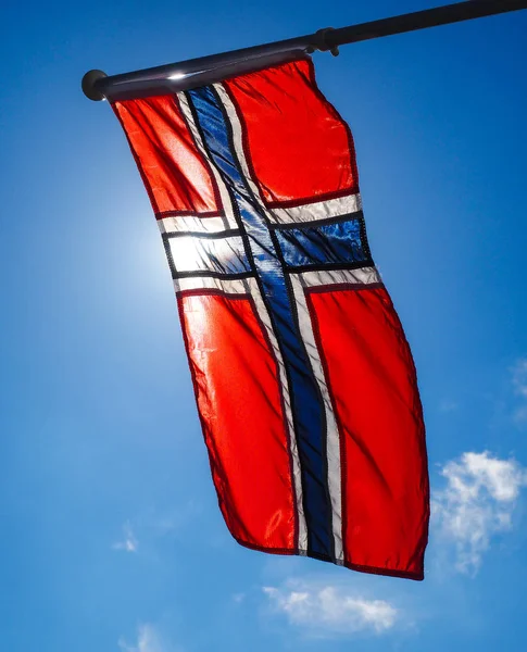 Bandera de Noruega de cerca, hacia el sol —  Fotos de Stock