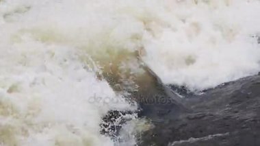 Güçlü akım su, rafting için mükemmel bir yer